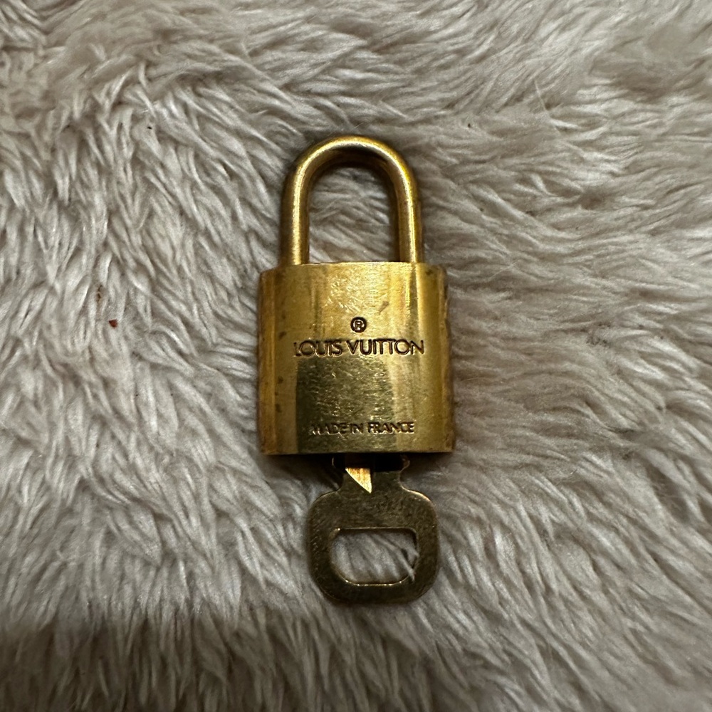 Louis Vuitton Luxurious Gold padlock with key